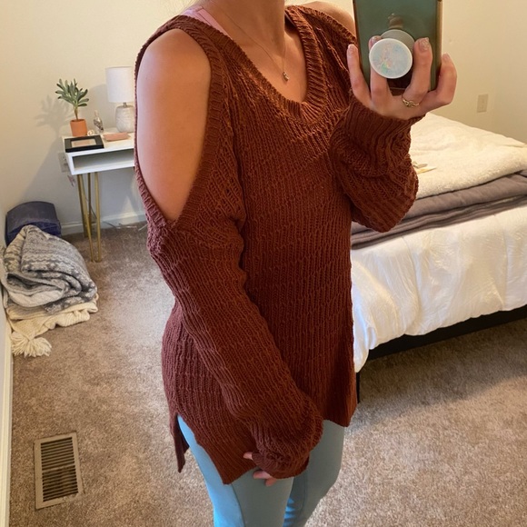 Cold shoulder sweater - Picture 1 of 3